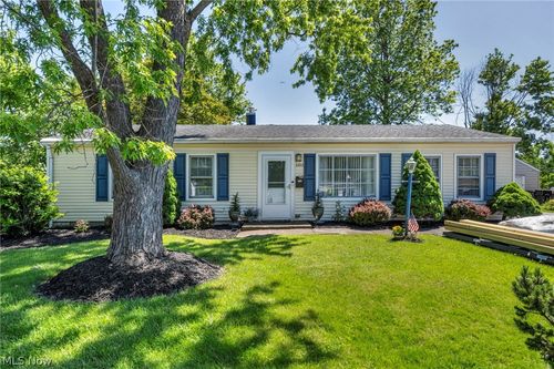 683 Lucille Dr, Elyria, OH, 44035-3703 | Card Image