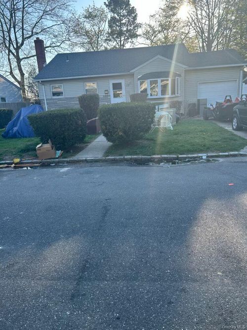 229 Sylvester St, Westbury, NY, 11590-3944 | Card Image