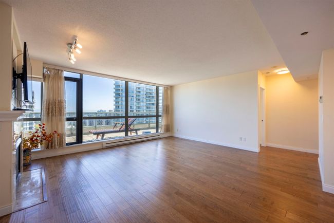 1702 - 4788 Hazel Street, Condo with 3 bedrooms, 2 bathrooms and 2 parking in Burnaby BC | Image 6