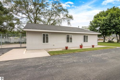 931 Duell Rd, Traverse City, MI, 49686-4802 | Card Image