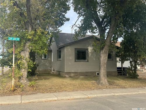 319 3rd Ave W, Biggar, SK, S0K0M0 | Card Image