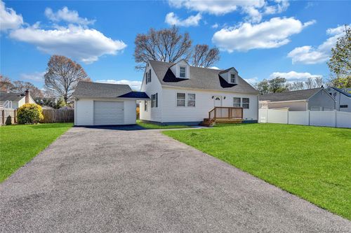 46 Rockledge Dr, Shirley, NY, 11967-2636 | Card Image