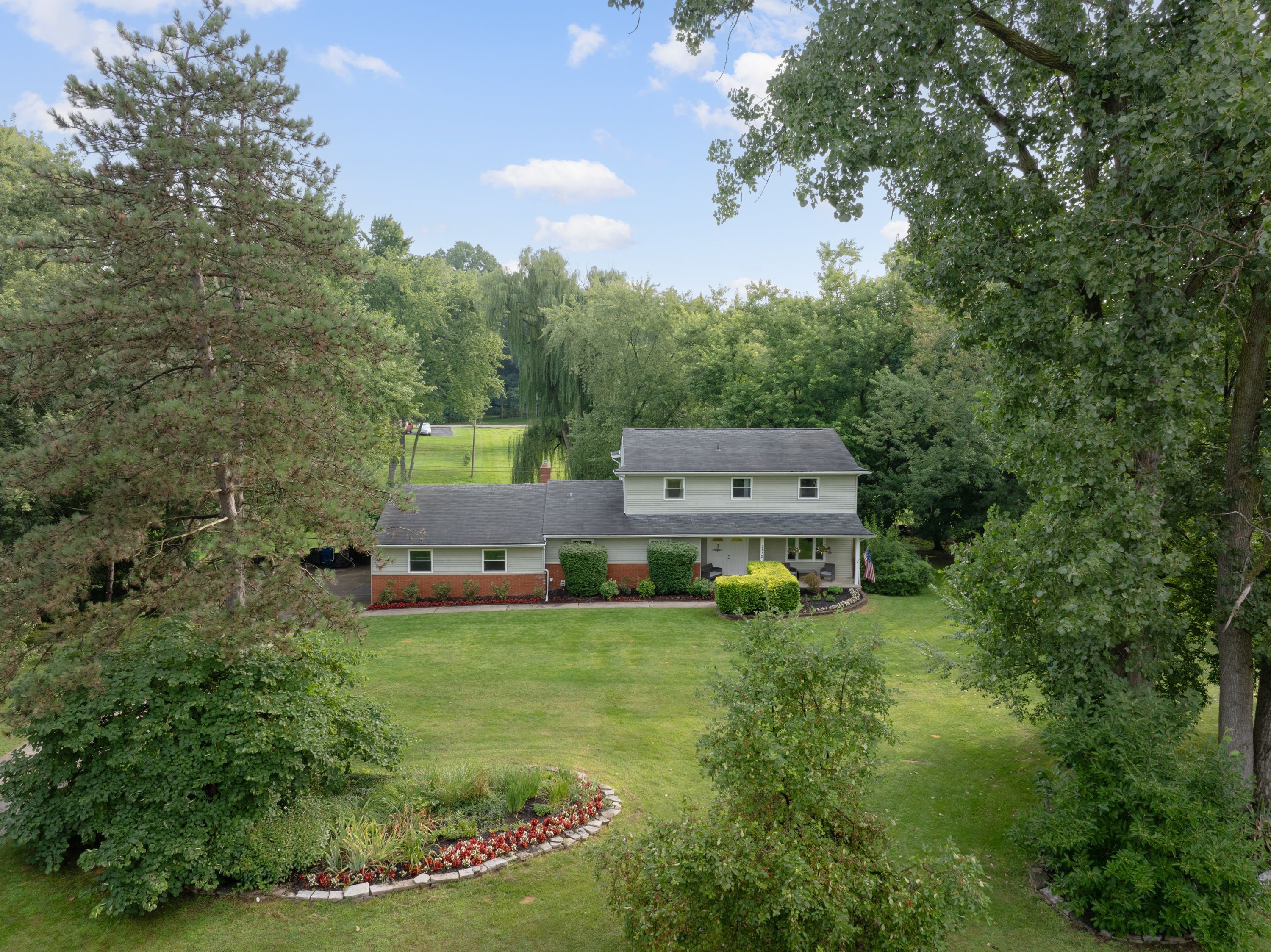 Bretton Dr, Rochester Hills, MI 48309