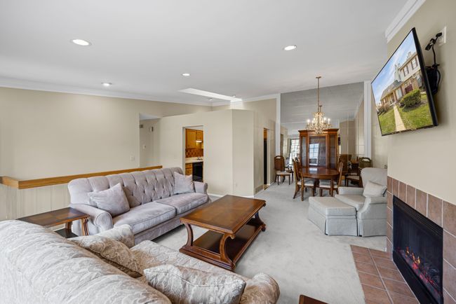 38906 Country Cir, Condo with 2 bedrooms, 3 bathrooms and null parking in Farmington Hills MI | Image 6