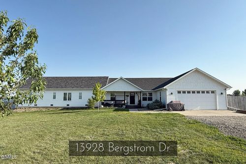 13928 Bergstrom Dr, Williston, ND, 58801-9212 | Card Image