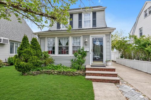 52 Syracuse St, Williston Park, NY, 11596-1334 | Card Image