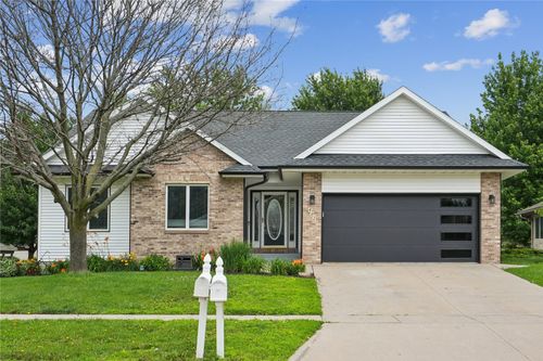 402 Windsor Dr, Solon, IA, 52333-8825 | Card Image