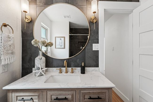 Full guest bathroom with bathtub shower combo | Image 28