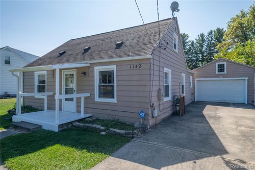 1142 Linus St, Flint, MI, 48507-4104 | Card Image