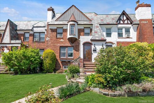 376 Cochran Pl, Valley Stream, NY, 11581-3245 | Card Image
