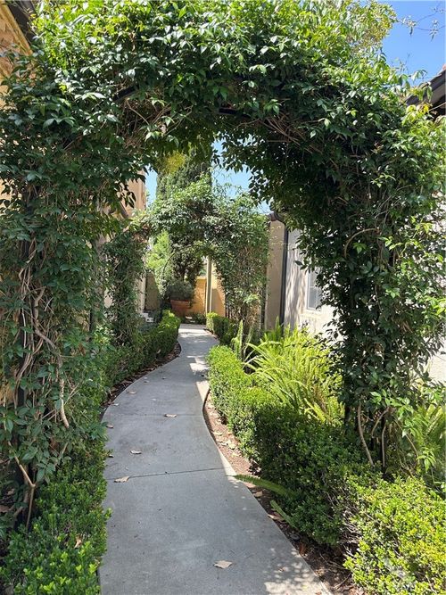 70 Chantilly, Irvine, CA, 92620-2805 | Card Image