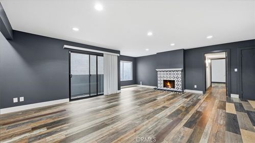 17-1940 N Highland, Los Angeles, CA, 90068 | Card Image
