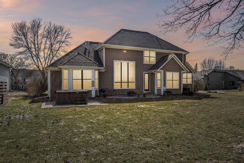 2477 Golf View Dr, River Falls, WI, 54022-2594 | Card Image