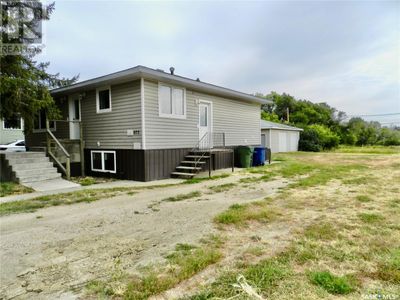 873 4th Ave Ne, House other with 5 bedrooms, 2 bathrooms and null parking in Moose Jaw SK | Image 2