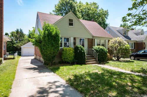 32 Croyden St, New Hyde Park, NY, 11040-3827 | Card Image