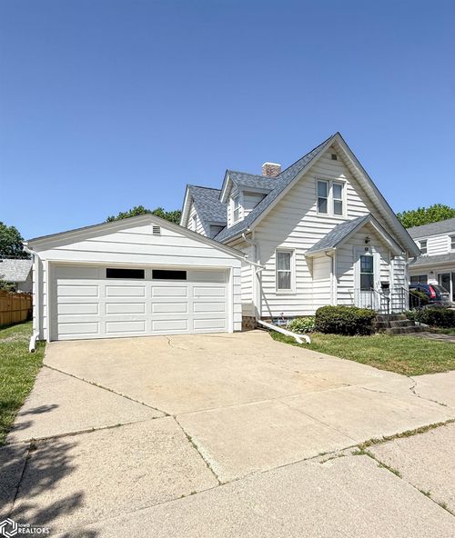 207 3rd St Se, Hampton, IA, 50441-2411 | Card Image