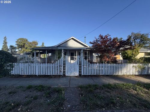 808 N 10th St, Cottage Grove, OR, 97424-1318 | Card Image