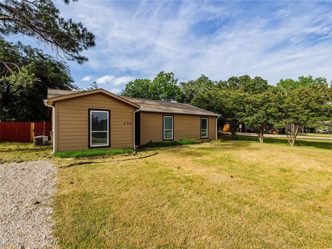 Front of home with gravel drive | Image 17