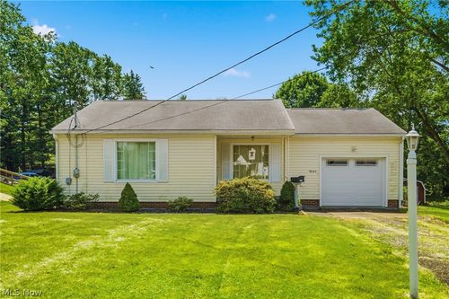 9864 Louisville St, Louisville, OH, 44641-9624 | Card Image