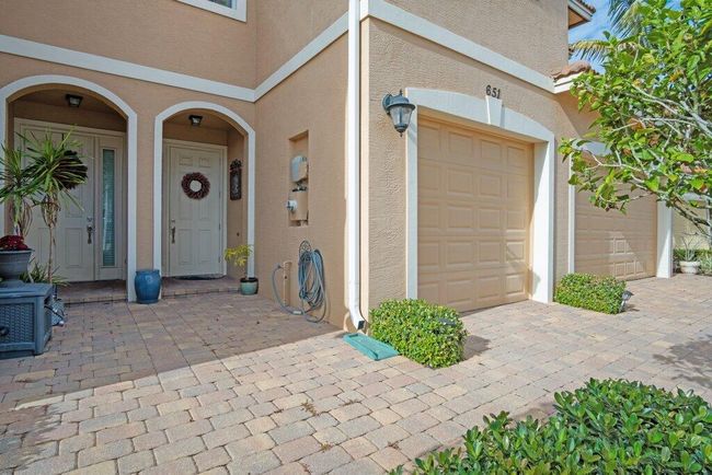 651 Sw Glen Crest Way, Condo with 3 bedrooms, 3 bathrooms and null parking in Stuart FL | Image 4