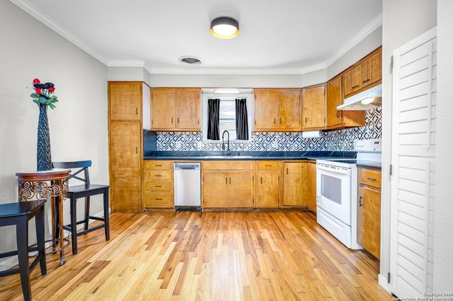 150 W Faust St, House other with 2 bedrooms, 3 bathrooms and null parking in New Braunfels TX | Image 4