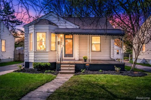 18948 Kenosha St, Harper Woods, MI, 48225-2130 | Card Image