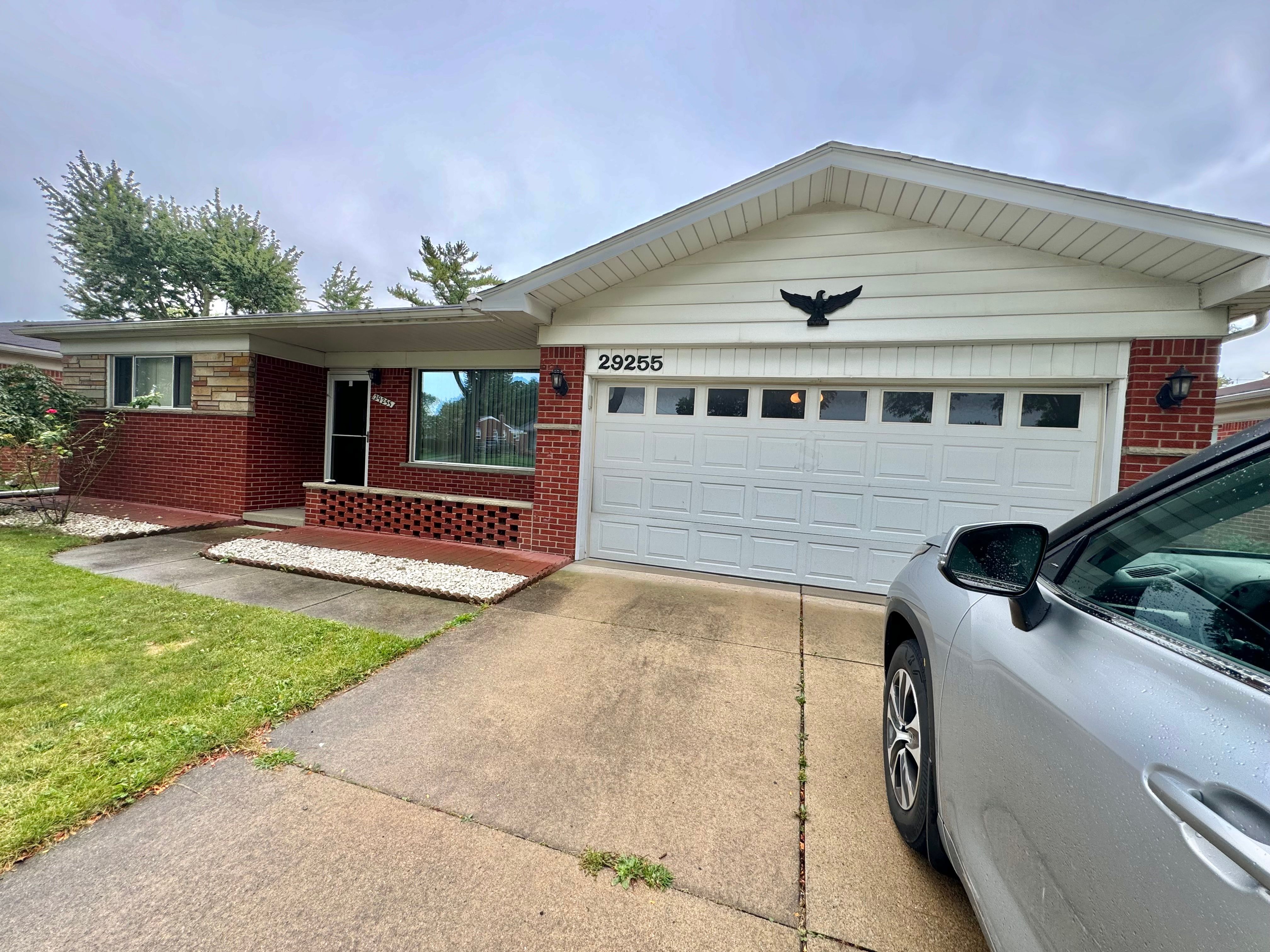 Bonnie Dr, Warren, MI 48093
