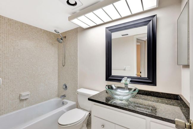 APT-102 - 21 Yacht Club Dr, Condo with 2 bedrooms, 2 bathrooms and null parking in North Palm Beach FL | Image 9