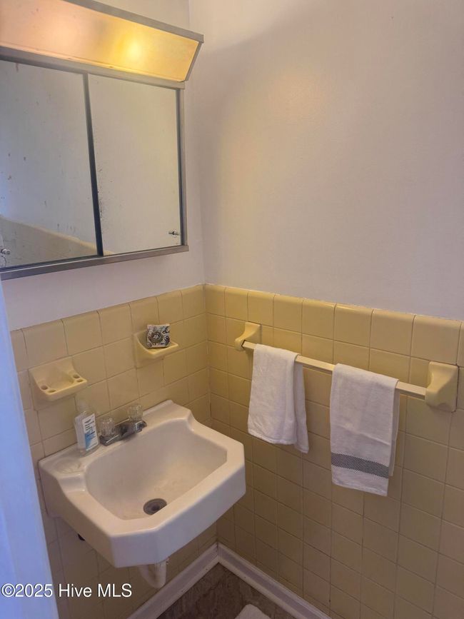 Powder rood next to mud room | Image 35