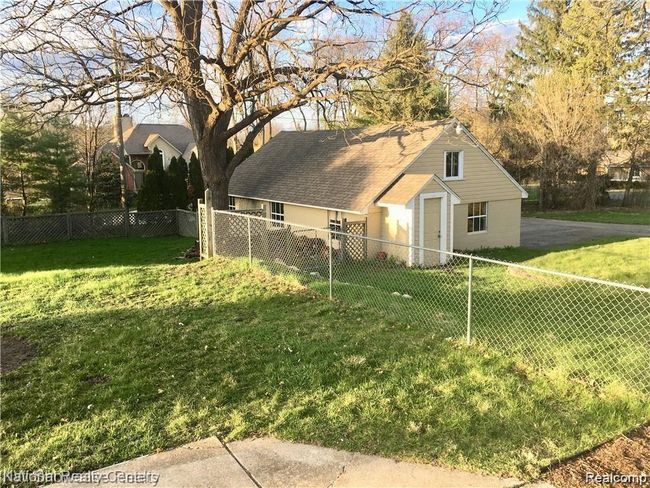 Oversized 3 car garage | Image 33