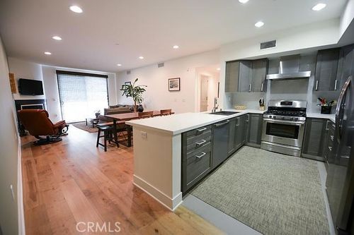 202-7133 Hawthorn Ave, Los Angeles, CA, 90028-6107 | Card Image