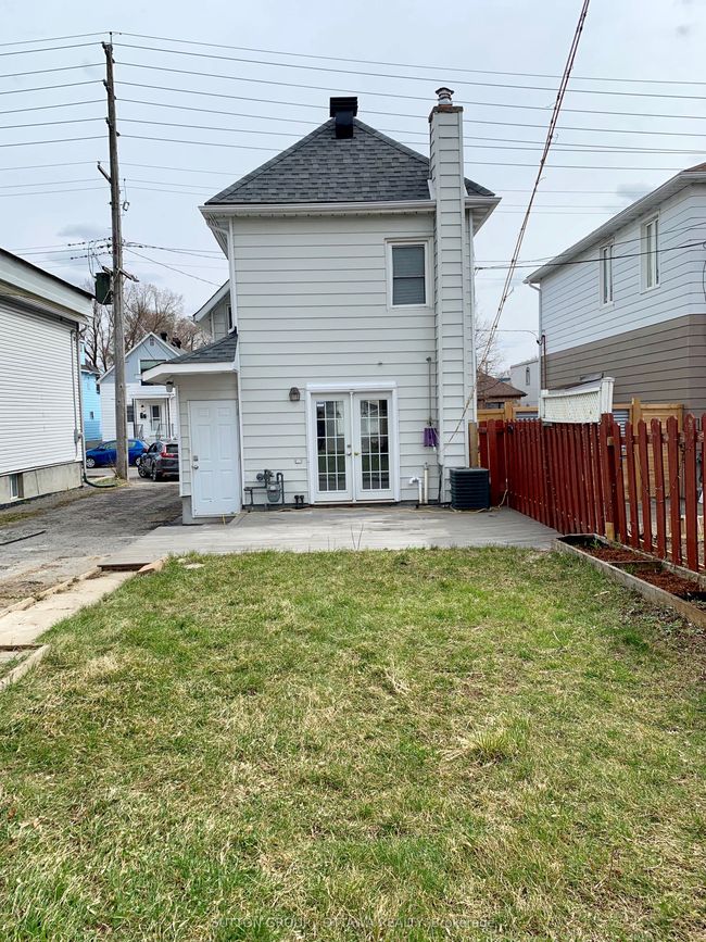 323 Montfort St, Home with 2 bedrooms, 3 bathrooms and 3 parking in Vanier ON | Image 24