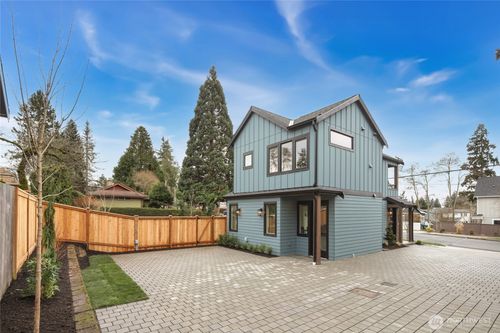 8106 126th Ave Ne, Kirkland, WA, 98033-8056 | Card Image