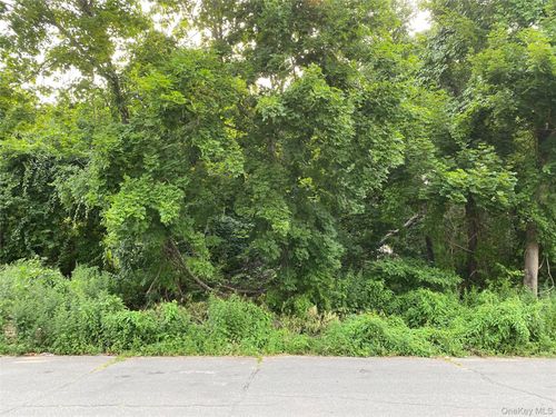 724 Macdonald Avenue, Brookhaven, NY, 11713 | Card Image