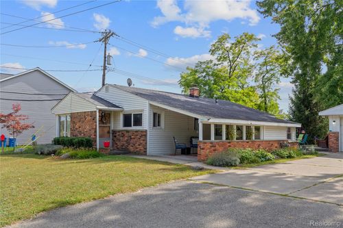 550 S Pinegrove Ave, Waterford, MI, 48327-2854 | Card Image
