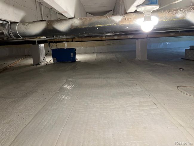 Crawl Space Accessed from Garage | Image 29