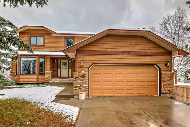 240 Deer River Place Se, Home with 4 bedrooms, 3 bathrooms and 4 parking in Calgary AB | Image 2