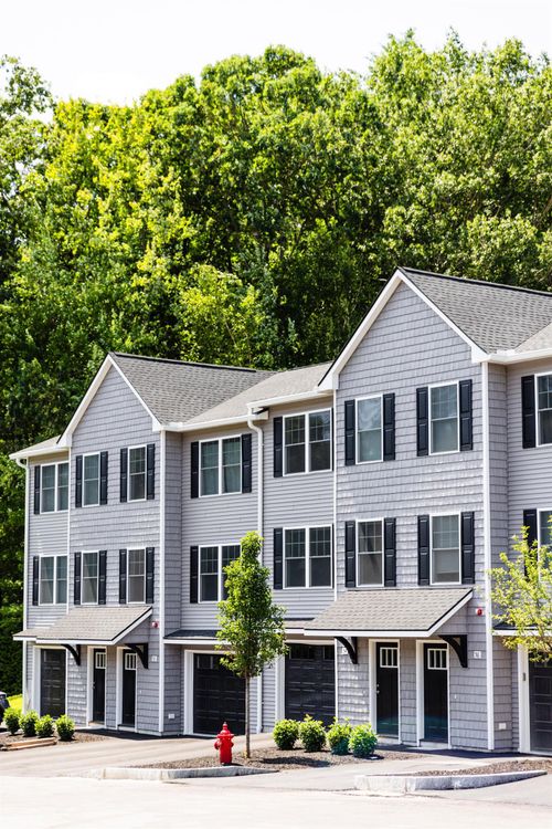 1 Saddle Rock Way, Manchester, NH, 03102-8505 | Card Image