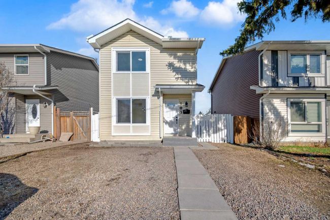 103 Castlegreen Close Ne, Home with 4 bedrooms, 3 bathrooms and 1 parking in Calgary AB | Image 2
