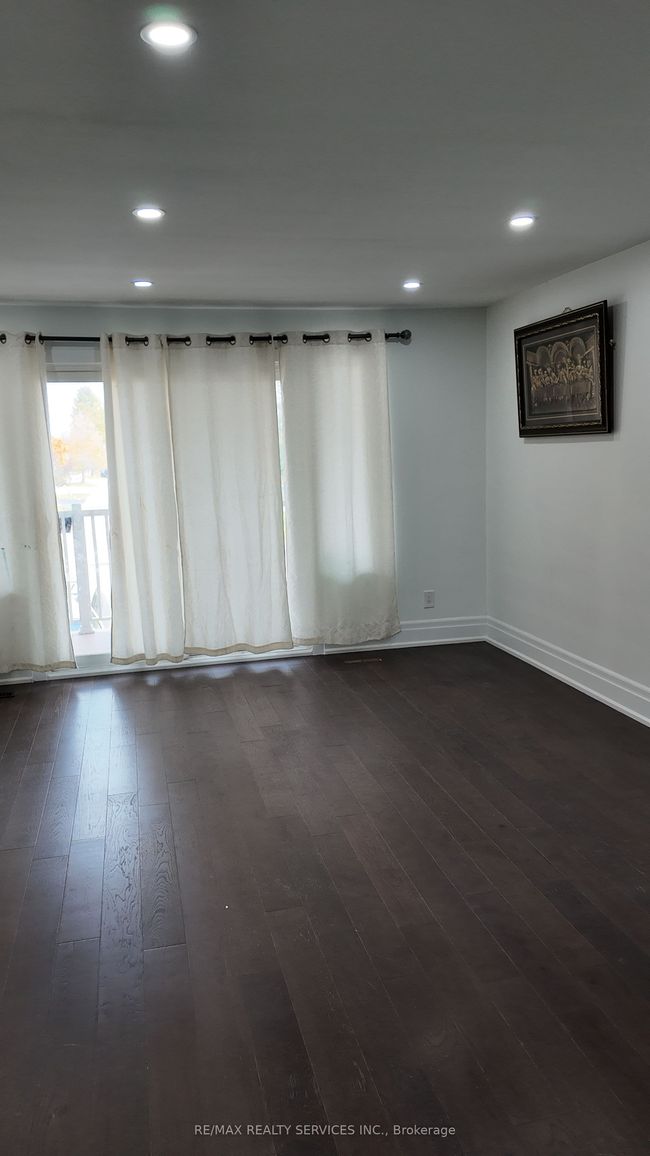 208 Plunkett Rd, House attached with 3 bedrooms, 2 bathrooms and 2 parking in North York ON | Image 4