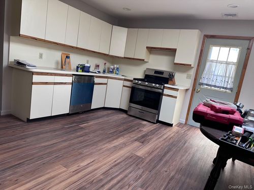 124 Foster Rd, Ronkonkoma, NY, 11779-4339 | Card Image