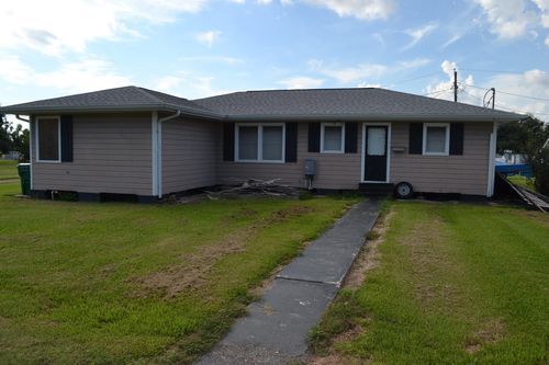 142 Oakridge Dr, Golden Meadow, LA, 70357-2748 | Card Image