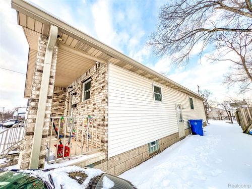 25646 Stanford St, Dearborn Heights, MI, 48125-1566 | Card Image