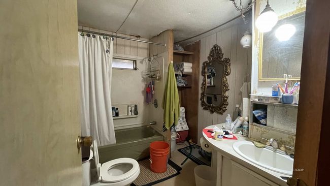 Bath room inside manufactured | Image 30