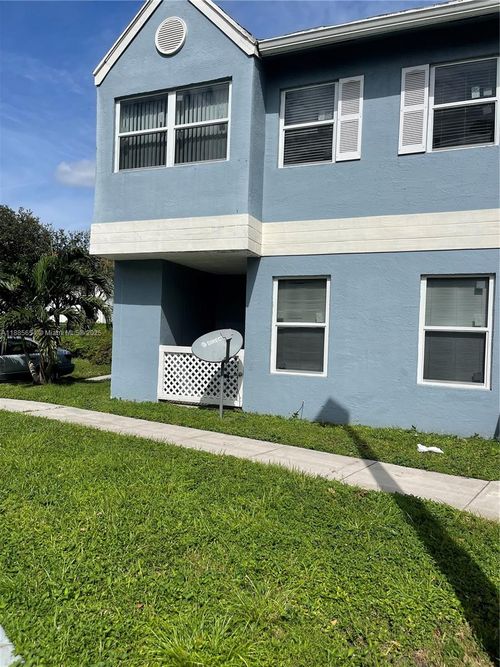 a8-17565 Nw 67th Pl, Hialeah, FL, 33015-5850 | Card Image