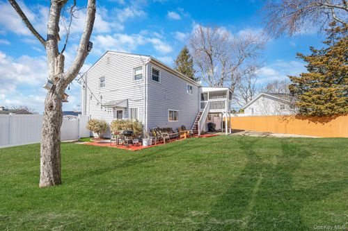 27 Trader Lane, Islip, NY, 11717 | Card Image