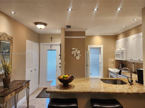 apt-101-5100 35th St, Lauderdale Lakes, FL, 33319-5236 | Card Image