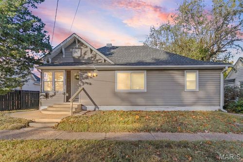 523 Broadway, East Alton, IL, 62024-1218 | Card Image