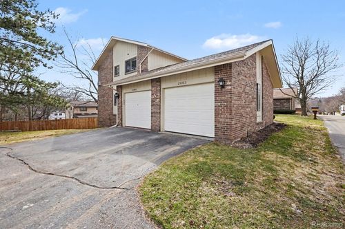 2863 Trailwood Dr, Rochester Hills, MI, 48309-1441 | Card Image