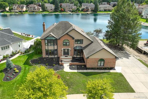 8828 Grace St, Shelby Township, MI, 48317-1735 | Card Image